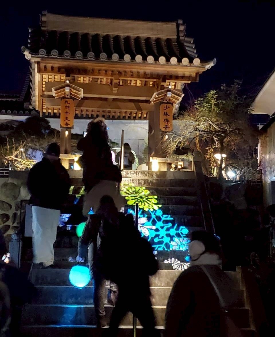 「秩父夜街彩さんぽ・お坊さんと歩く秋の夜巡礼ツアー ～午歳総開帳編～」を10月10日から全3回開催。ライトアップされた秩父札所と秩父神社を、提灯を手に巡る