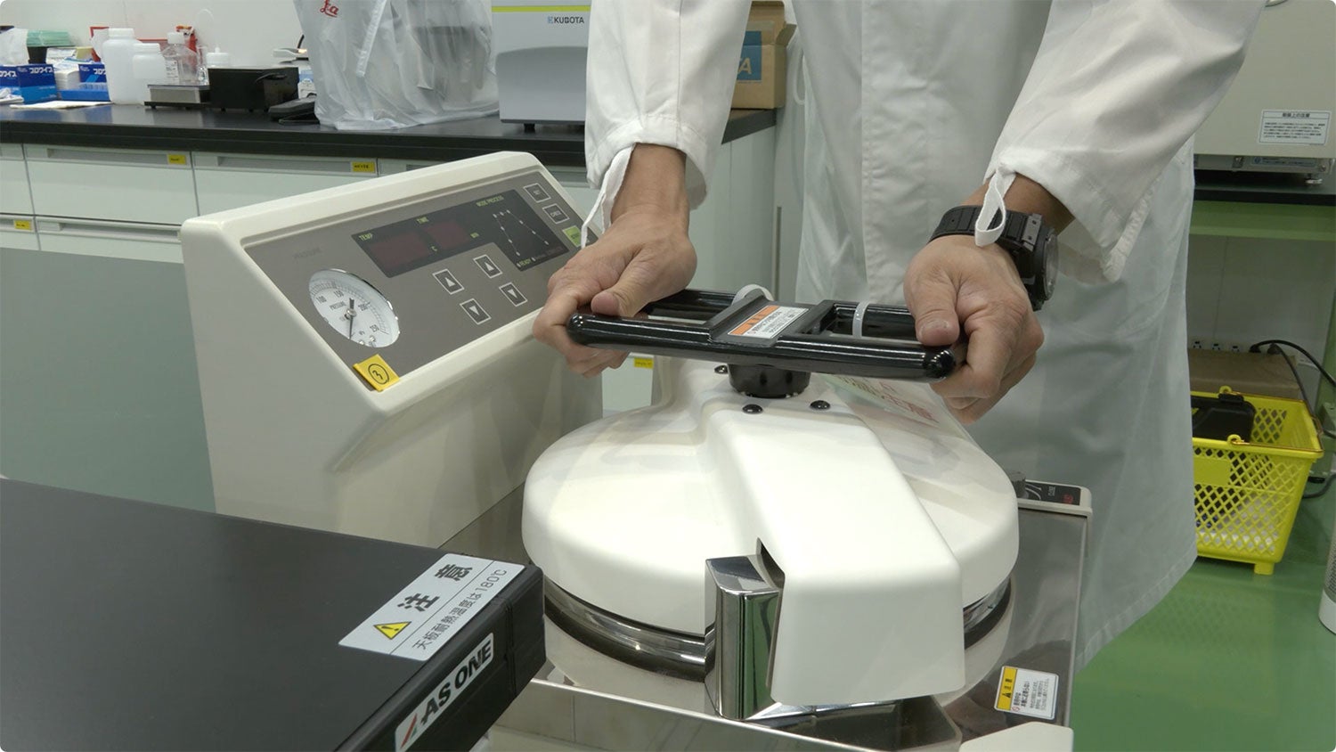 圧力釜のフタを締めて加熱。いざ、実験開始！