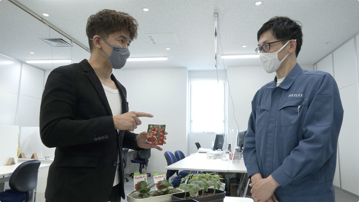 PIECLEXが肥料になる原理を知り、武井さんが大いに感心する様子