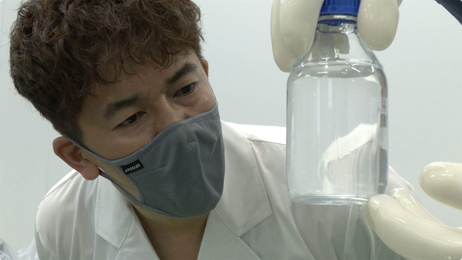 興味津々で瓶の中を覗き込む武井さん