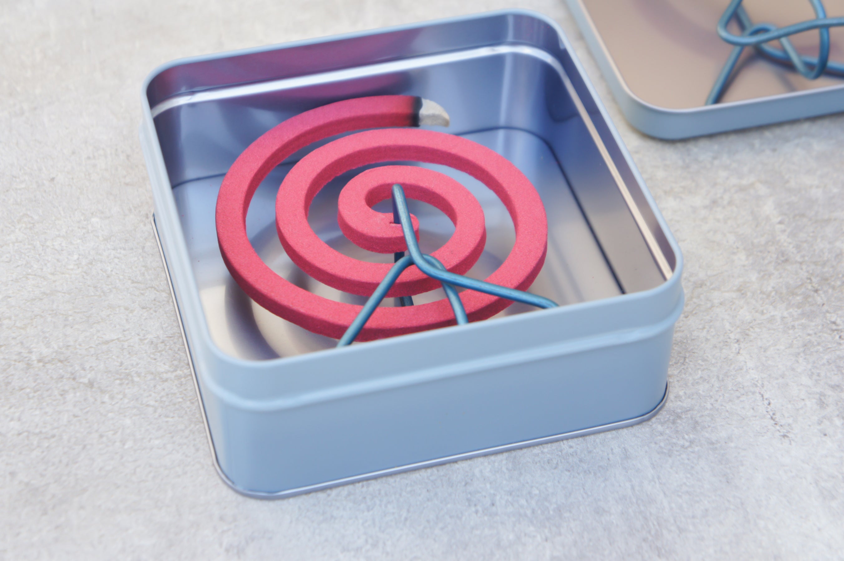 横に寝かせて。風の強い時の風避けとしても。