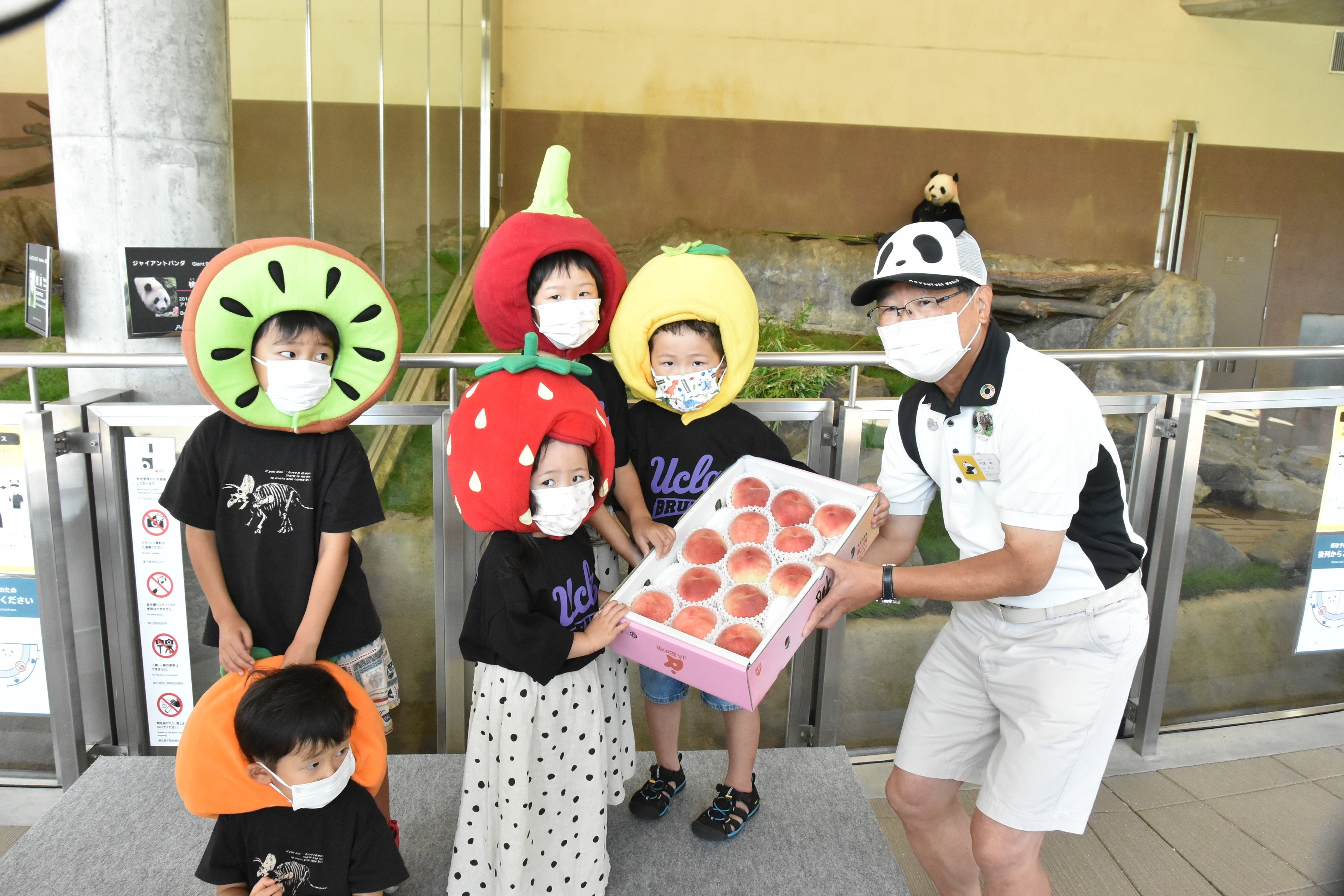 プレゼンターから桃を贈呈している様子