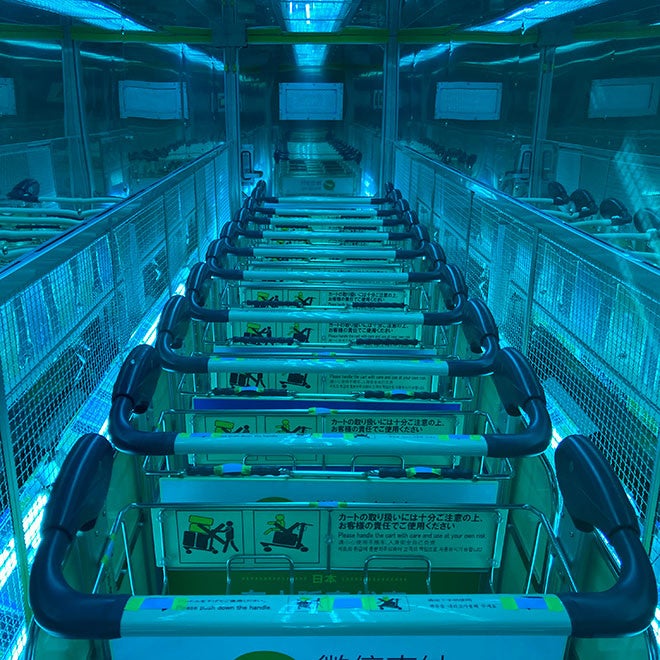 除菌装置内部(紫外線ランプ点灯時)