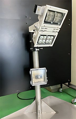 【図2】IoT機器の試作機(人感センサーと小電力無線通信機器及び照明器具排熱発電システム)