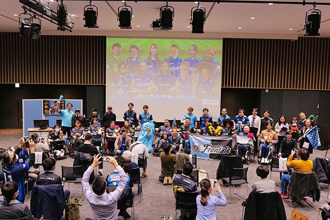 会場風景(後2列目が車椅子イレブン。後2列目中央に小林悠選手)