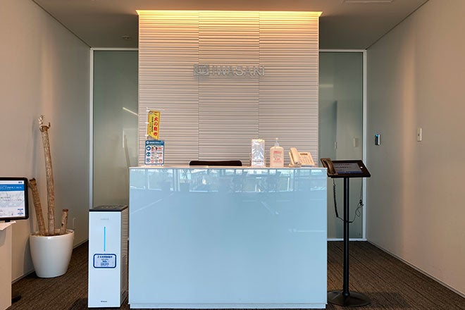 受付には紫外線とオゾン利用の除菌装置「エアーリア コンパクトデュアル」とアルコール除菌剤の設置