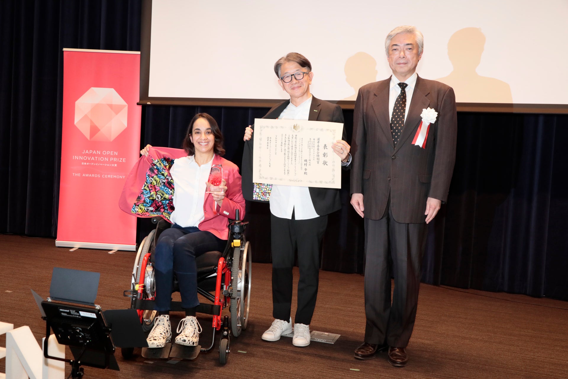 左からライラ・カセム（受賞者）、磯村歩（受賞者）、各務茂夫（選考委員会 主査）