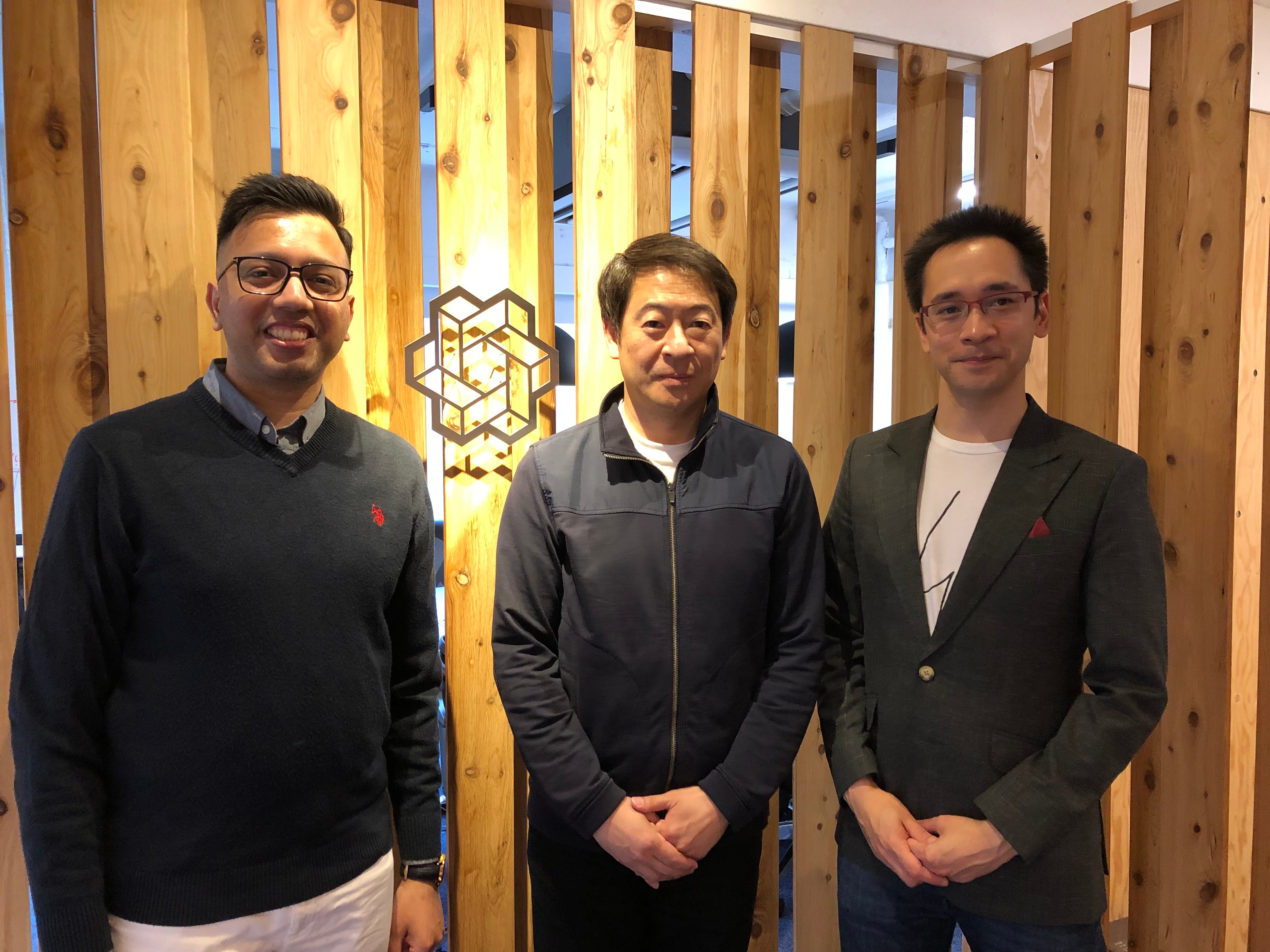 左 ギガロジ&nbsp; モスレ　中 クロスコンパス&nbsp; 鈴木社長　右 クロスラボ所長&nbsp; ドクターオラフ