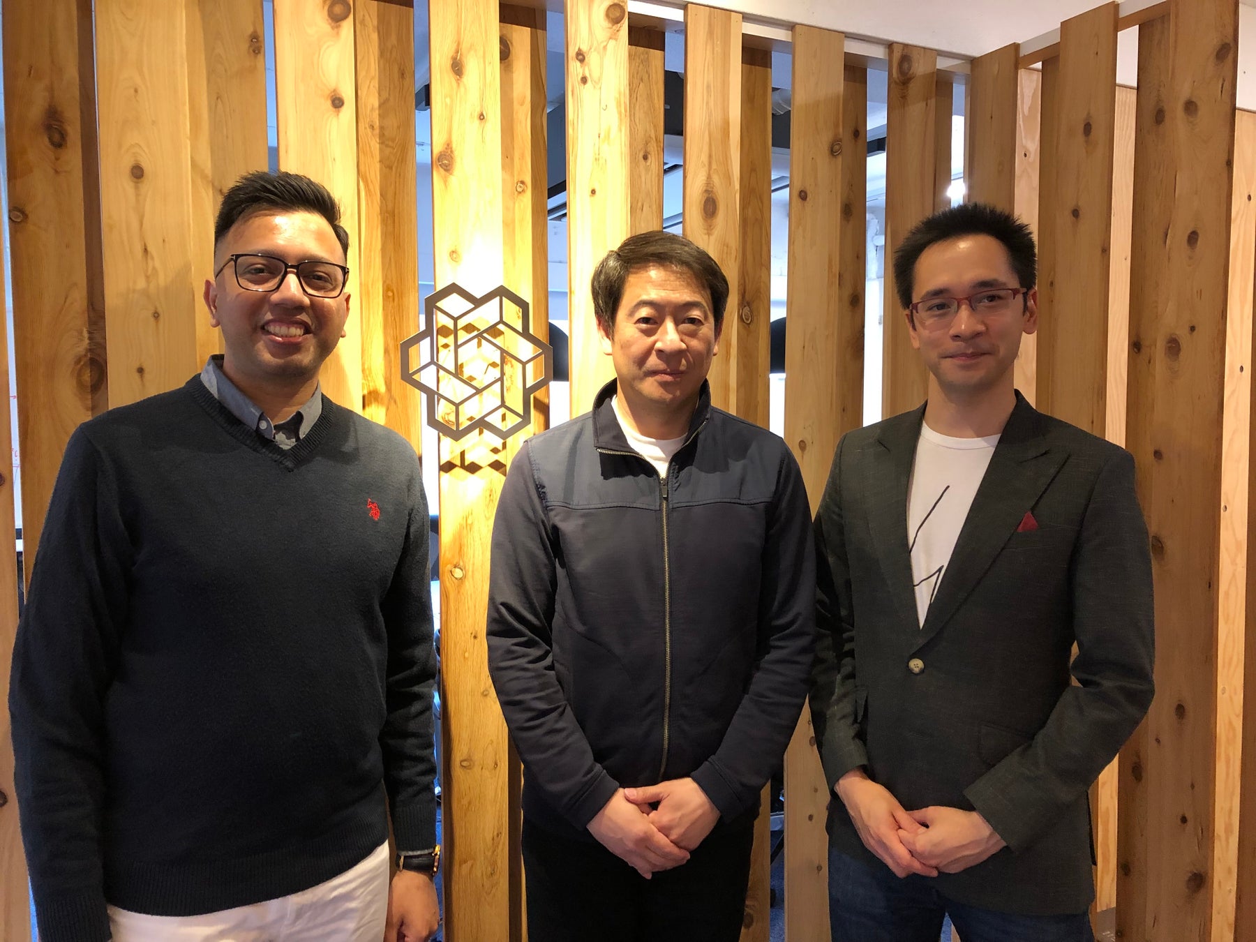 左 ギガロジ  モスレ 中 クロスコンパス  鈴木社長 右 クロスラボ所長  ドクターオラフ