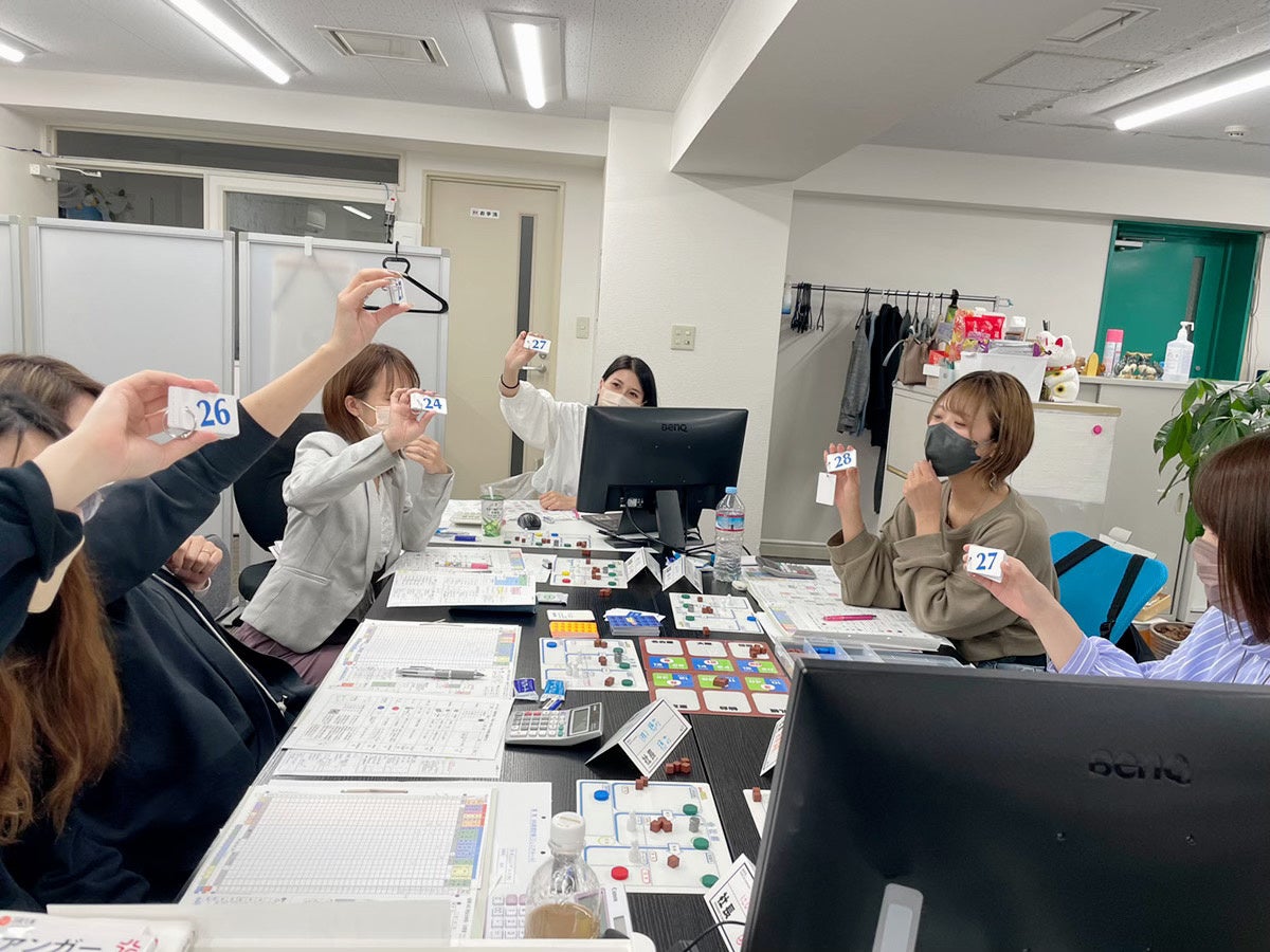 入札中。安い価格を提示した会社の商品が売れるので駆け引きが重要