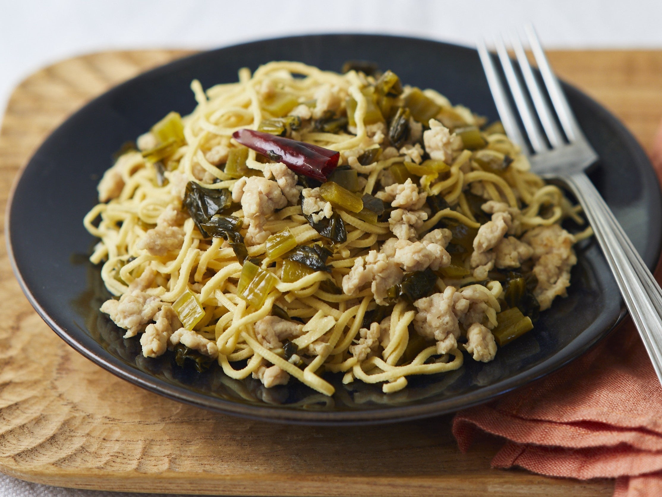 鶏ひきと⾼菜のピリ⾟パスタ