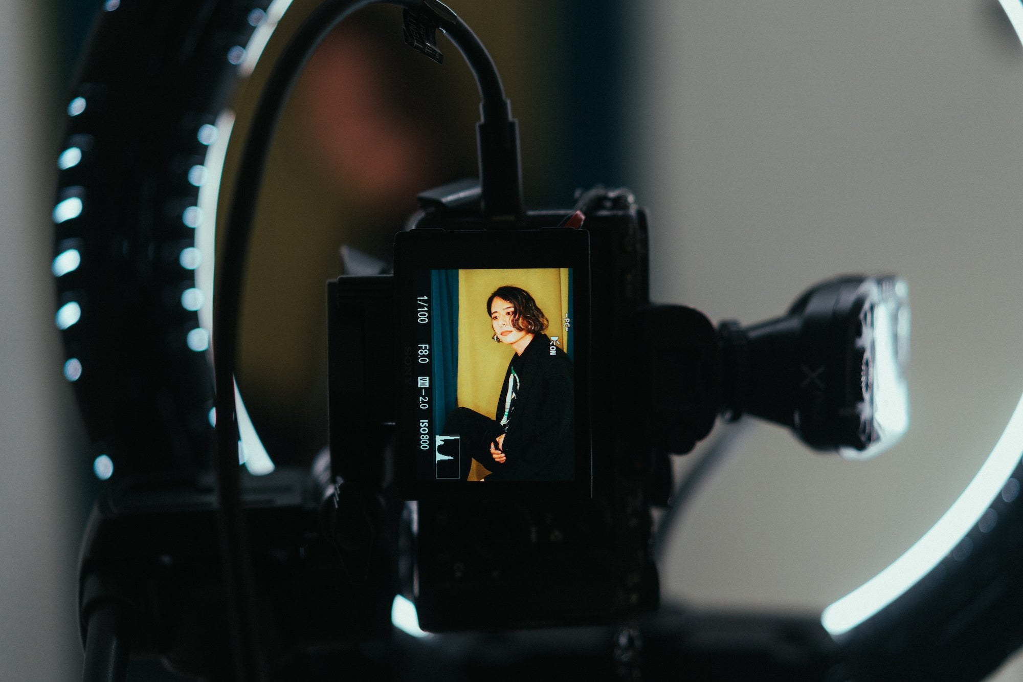 プロカメラマンを集め、機材や照射方法、画角にもこだわり抜いて完成した撮影ブース