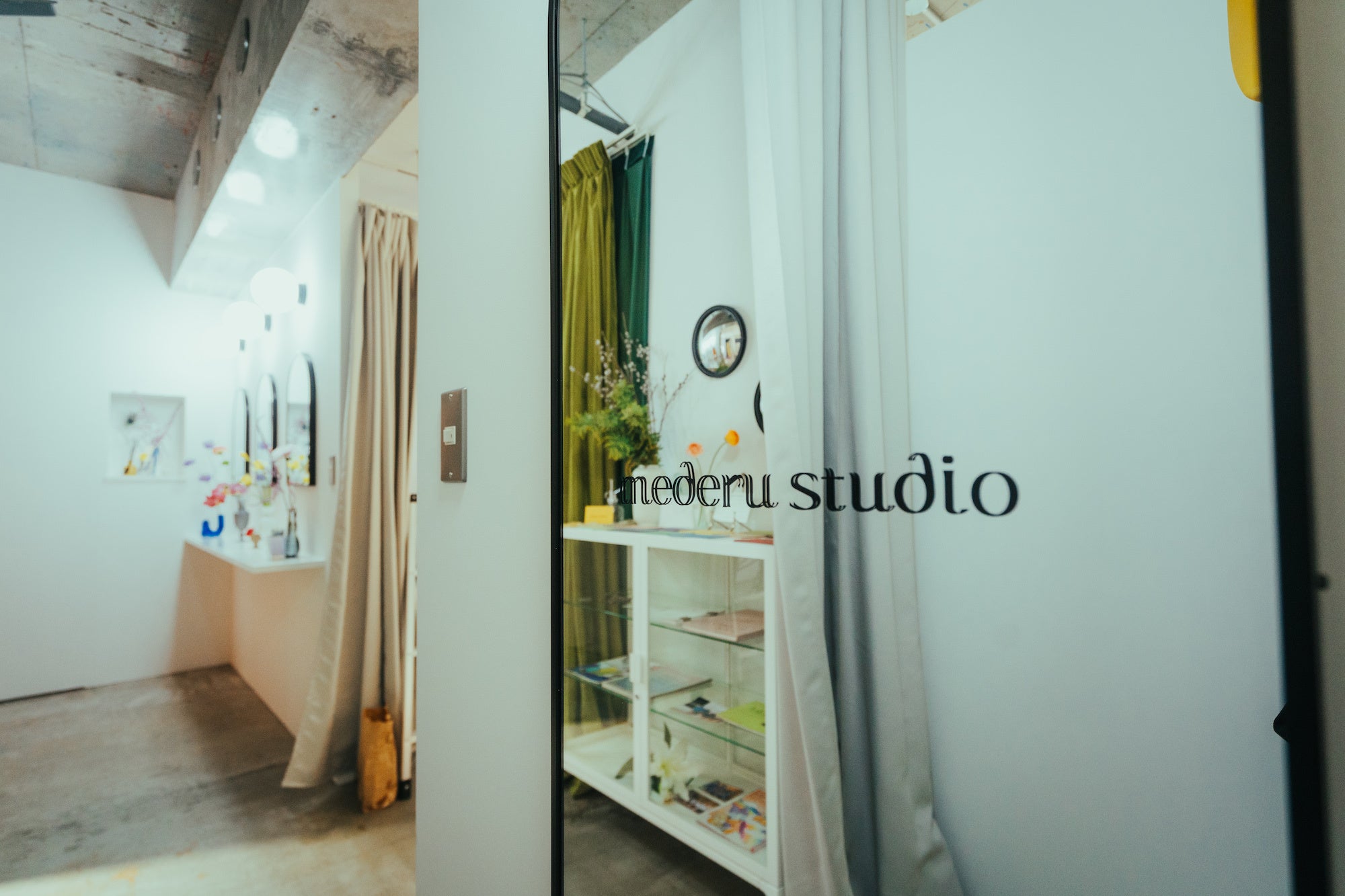 全身鏡付きの試着室・パウダールームも備えています。パウダールームには、お化粧直し用の綿棒やコットンなどの無料アメニティだけでなく、ヘアアイロンもご用意しております。