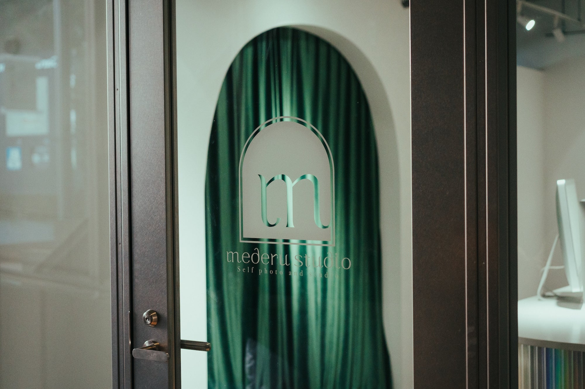 エントランスの彩は「玉虫色」。mederu studioのイメージカラーです。