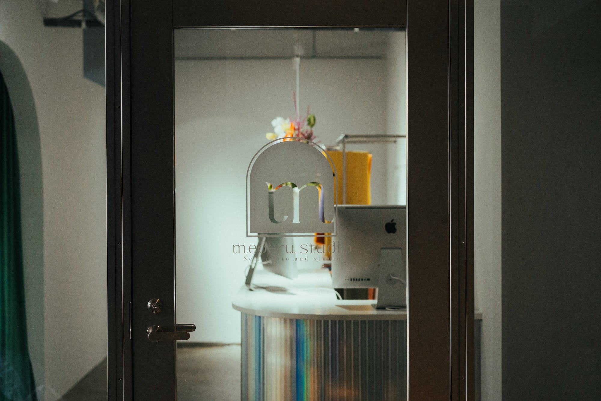 キラキラと皆さんを映すミラー素材のカウンターが受付です。