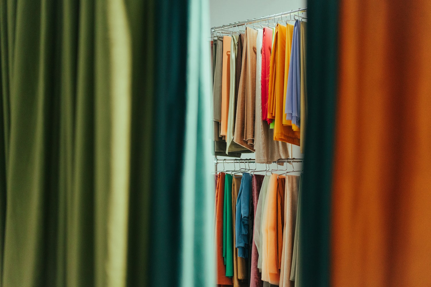 50種類以上の背景布：各シーズンごとに、新しい背景布が登場します。クリスマスやバレンタインなど、イベント限定デザインも。テキスタイルデザイナーでもある弊社代表・平津によるmederu studioオリジナルデザインも展開予定