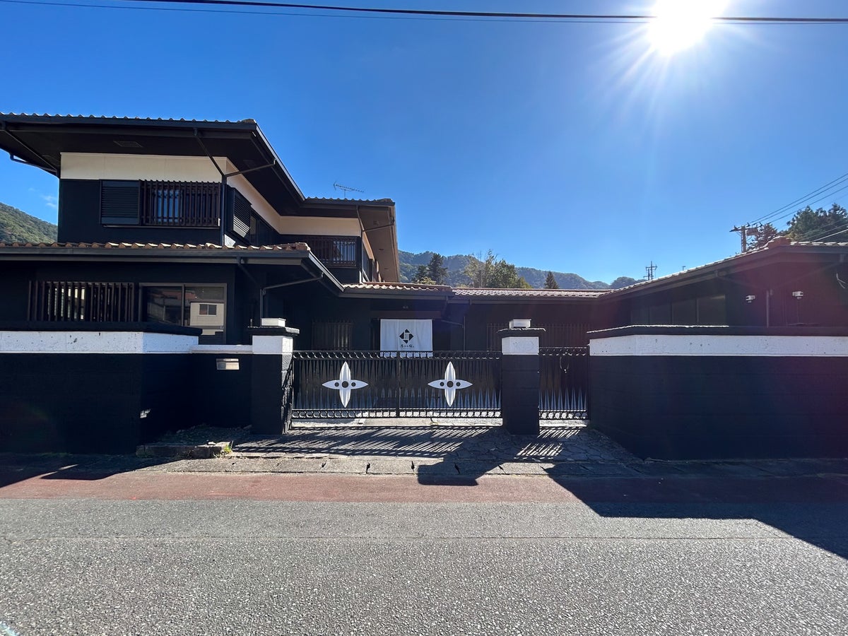 忍びの宿_外観アフター。築54年の中古住宅を忍者屋敷風に塗装。