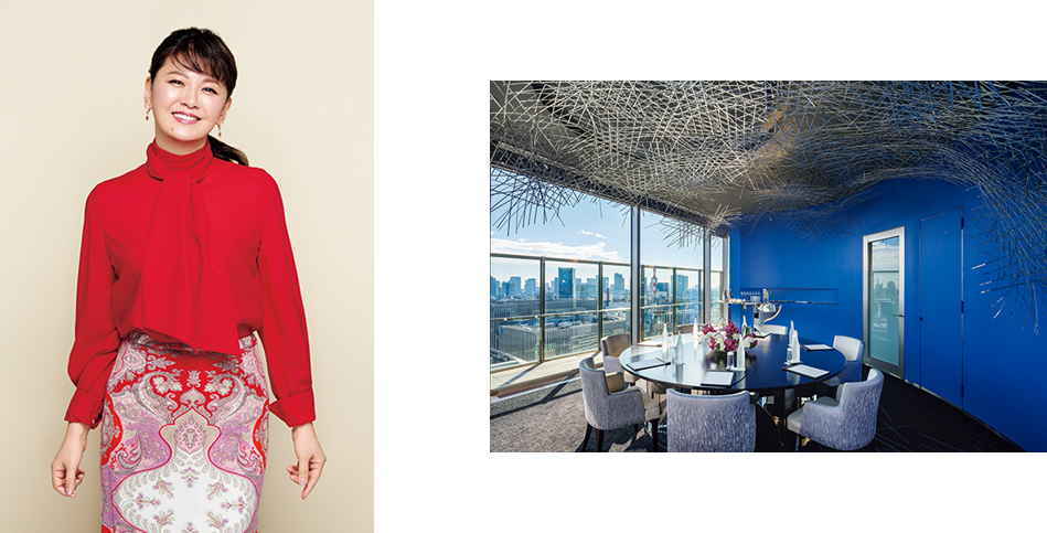 左から）女優・南野陽子さん、お茶会会場のザ・ペニンシュラ東京最上階「Peter」