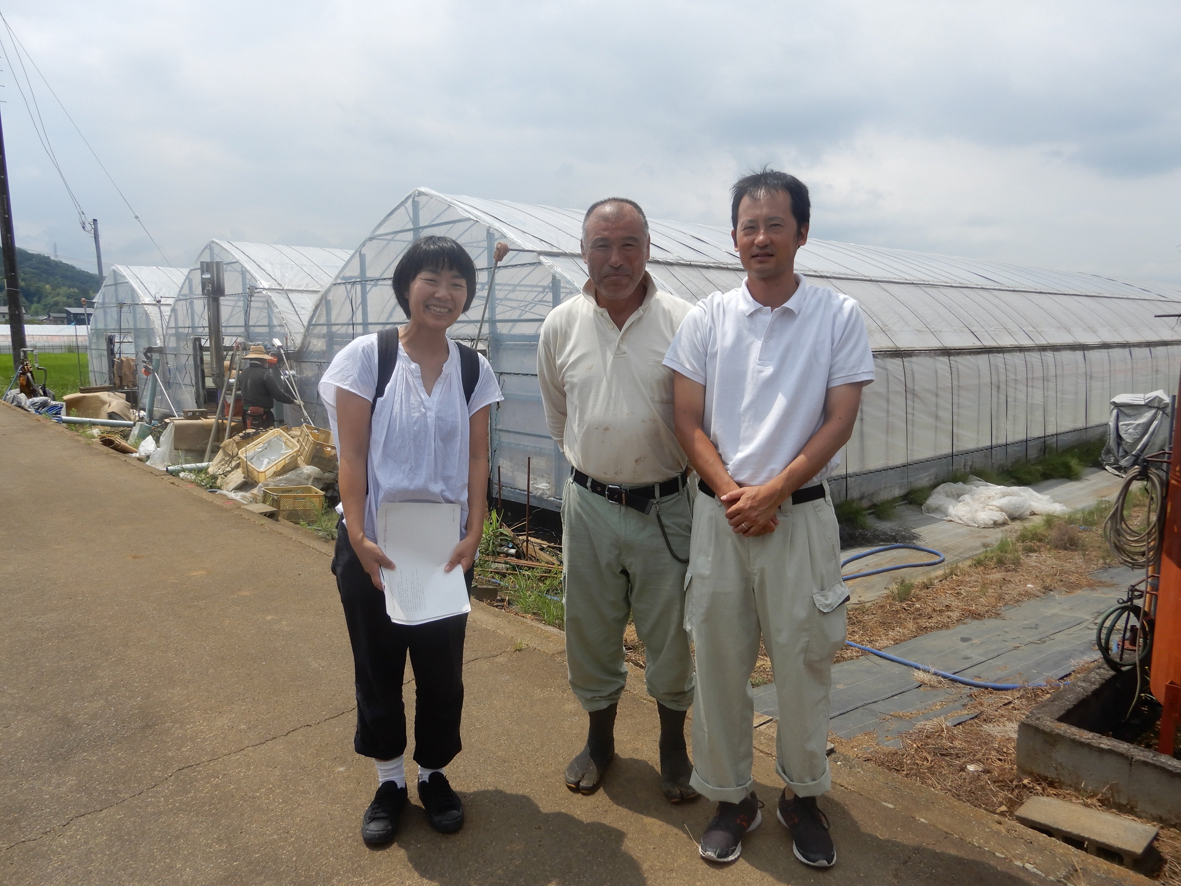 左から画家の江頭さん、農家の山口さん、JAの職員さん