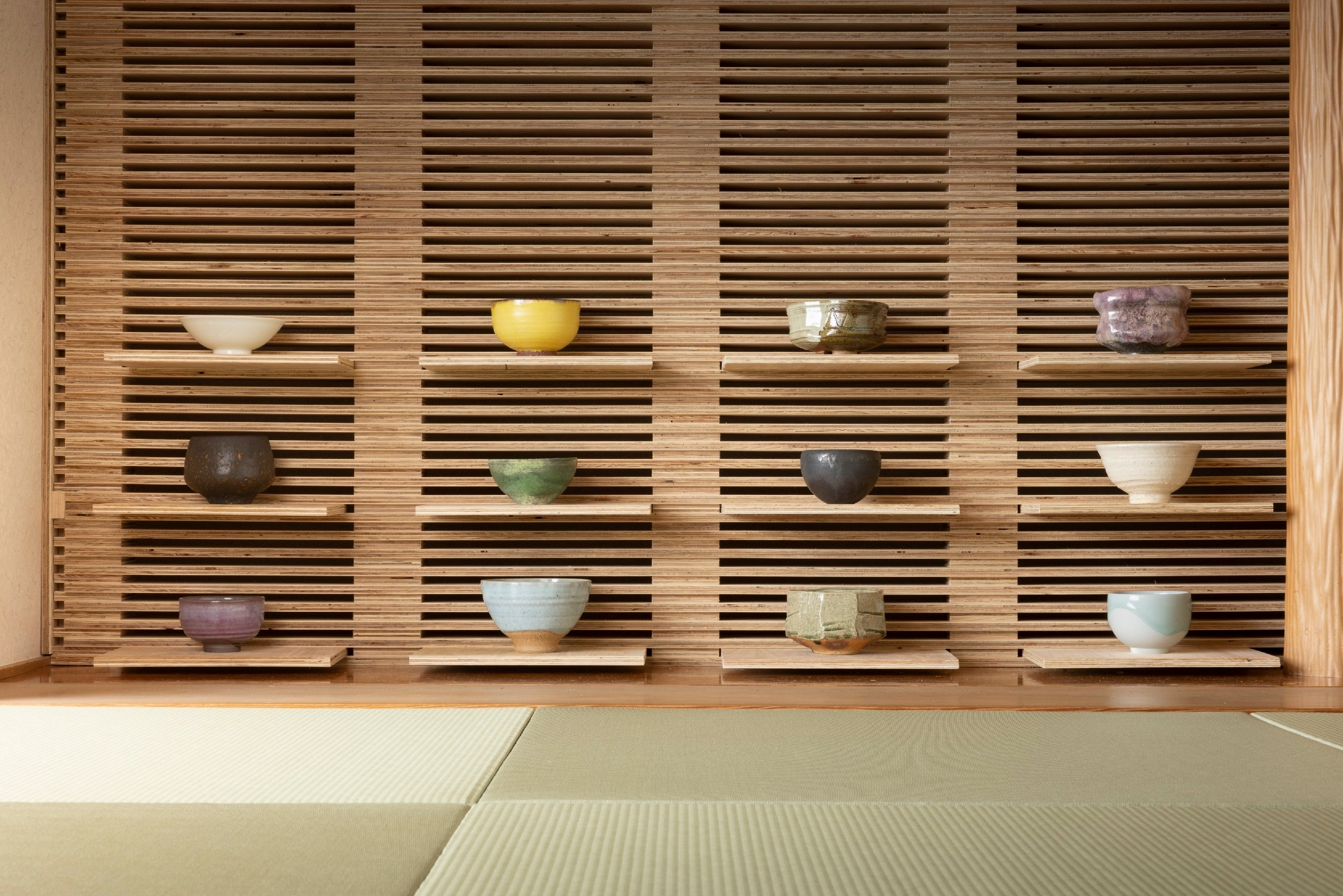 和室には焼き物の産地である九州各地で集めた茶碗をご用意