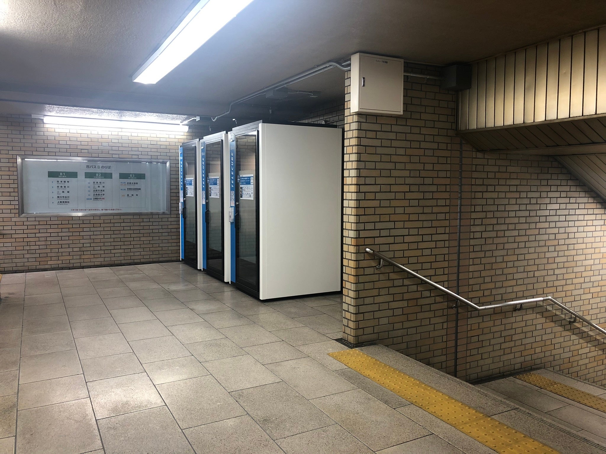 京都ポルタに設置したテレキューブ（通路より）