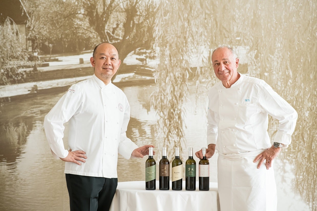 「オーベルジュ・ド・リル」総料理長・マルク・エーベルラン シェフ(右)と「オーベルジュ・ド・リル ナゴヤ」料理長・中廣太一