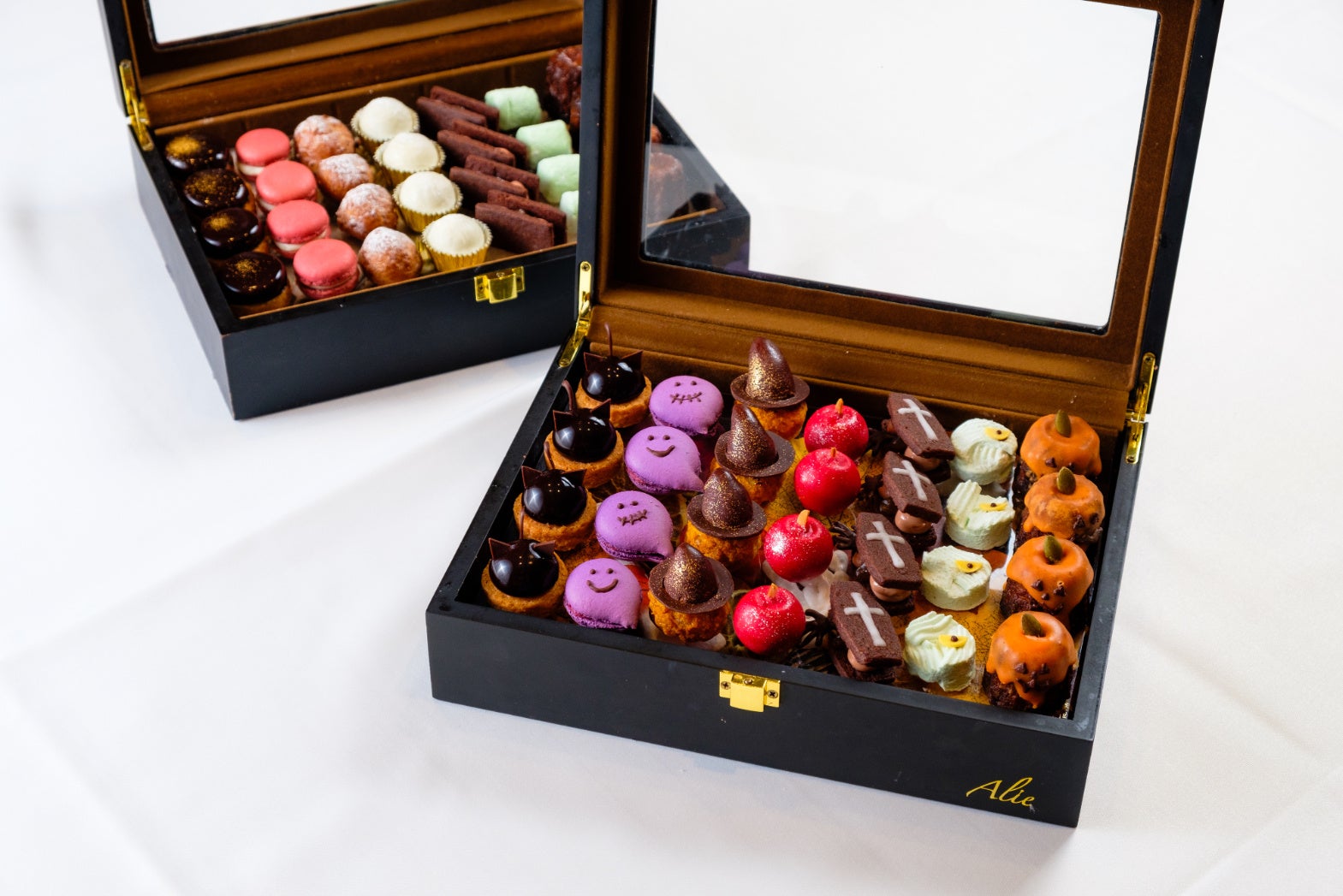 通常提供している小菓子（左奥）、魔法で形を変えたハロウィンバージョンの小菓子（右手前）