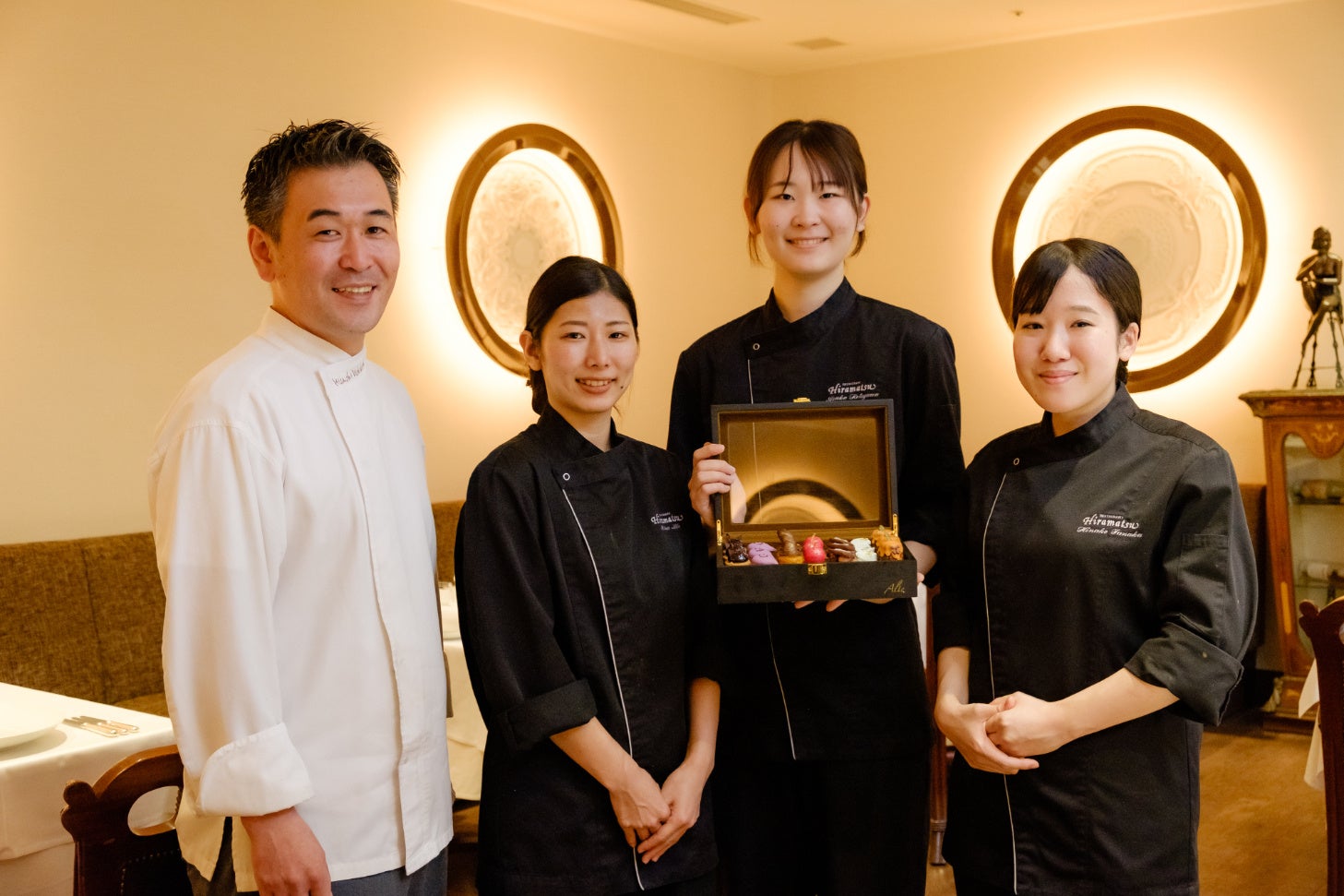 写真左から内木塲寿知（料理長）、安部璃南（シェフパティシエール）、小手川あすか、田中陽南子