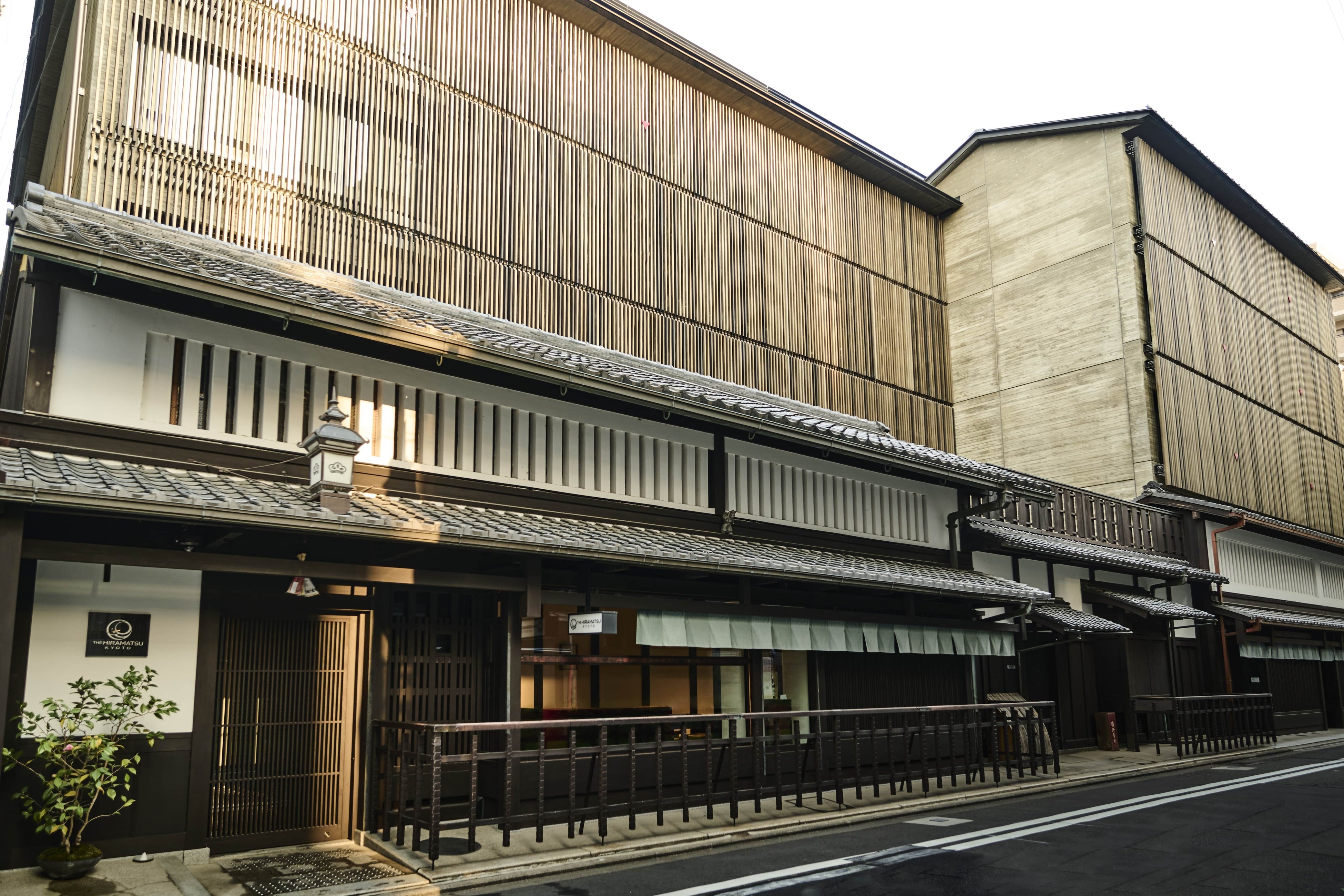 かつて呉服屋だった京町家のオリジナルの意匠を残すファサード