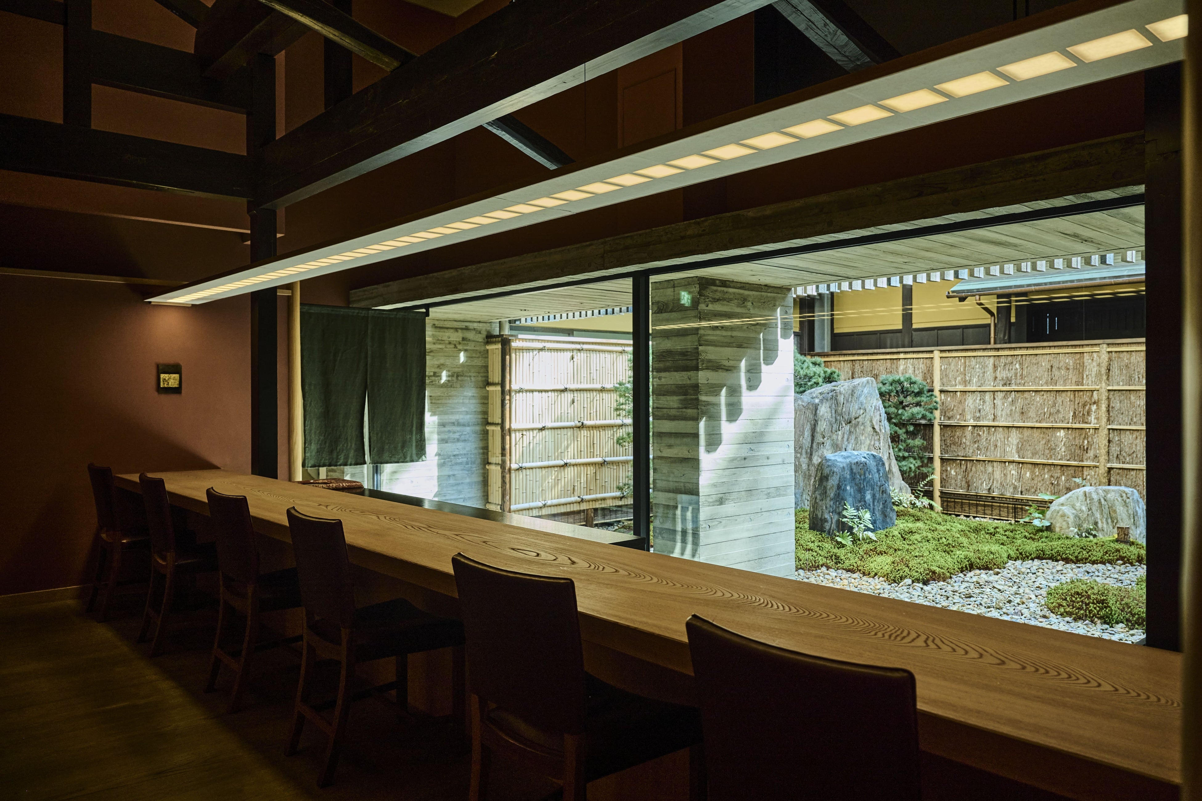 松の庭を背に料理長が腕を振るう「割烹 いずみ」カウンター席