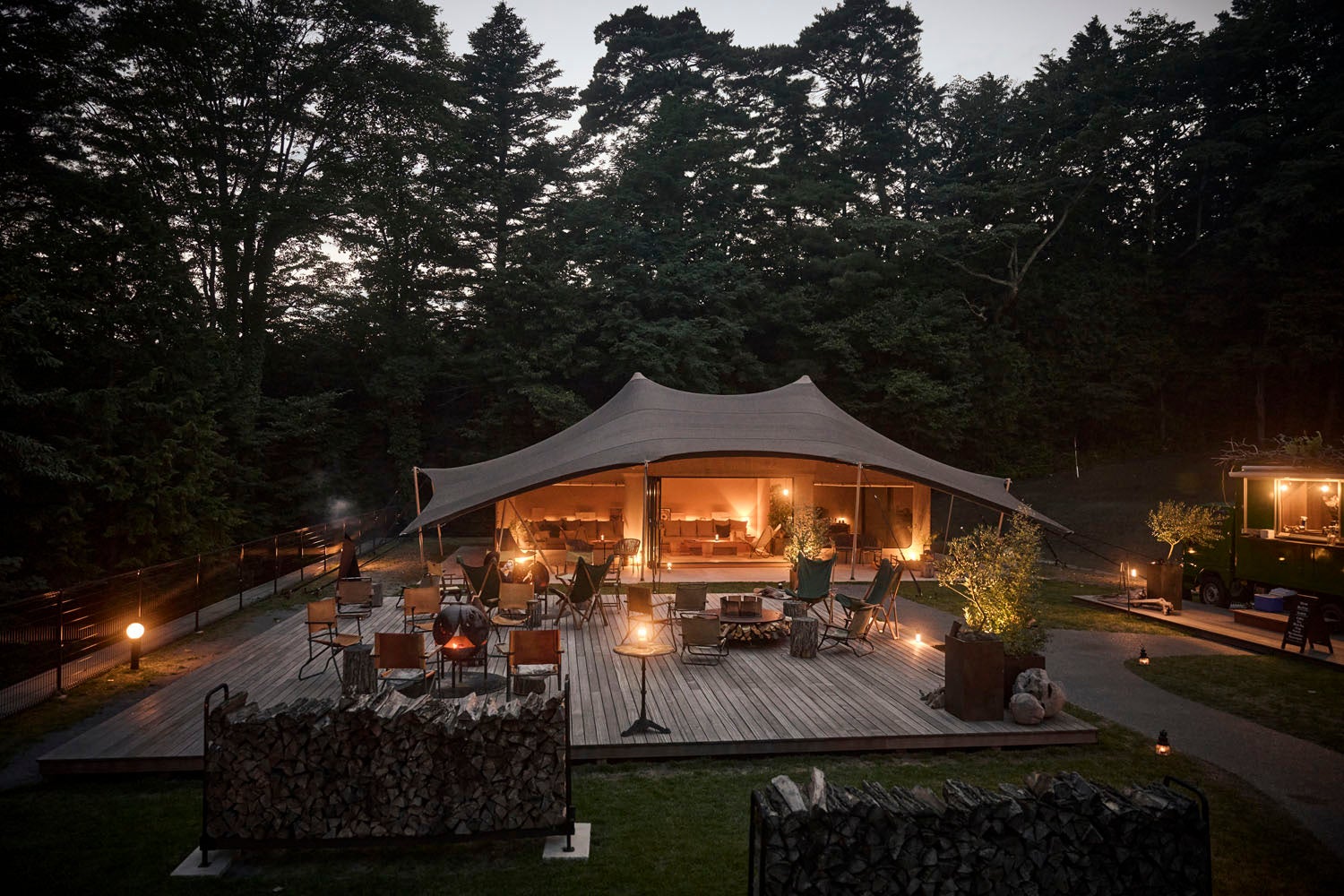 プリミティブな時が過ごせるTAKIBIラウンジ