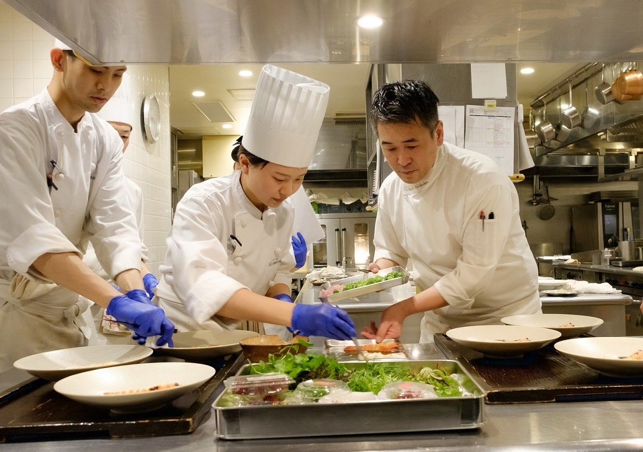 料理長・内木塲寿知（右）