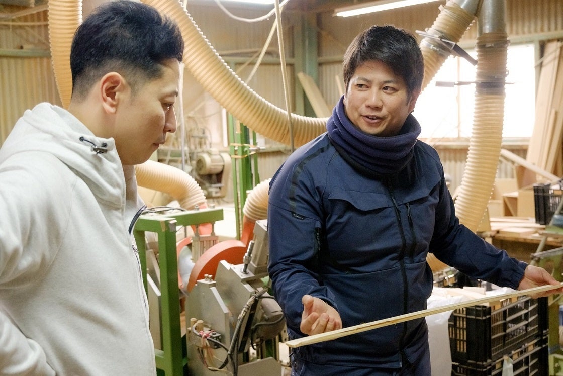いなかず商店の工場にて（右／稲員氏、左／窪津）