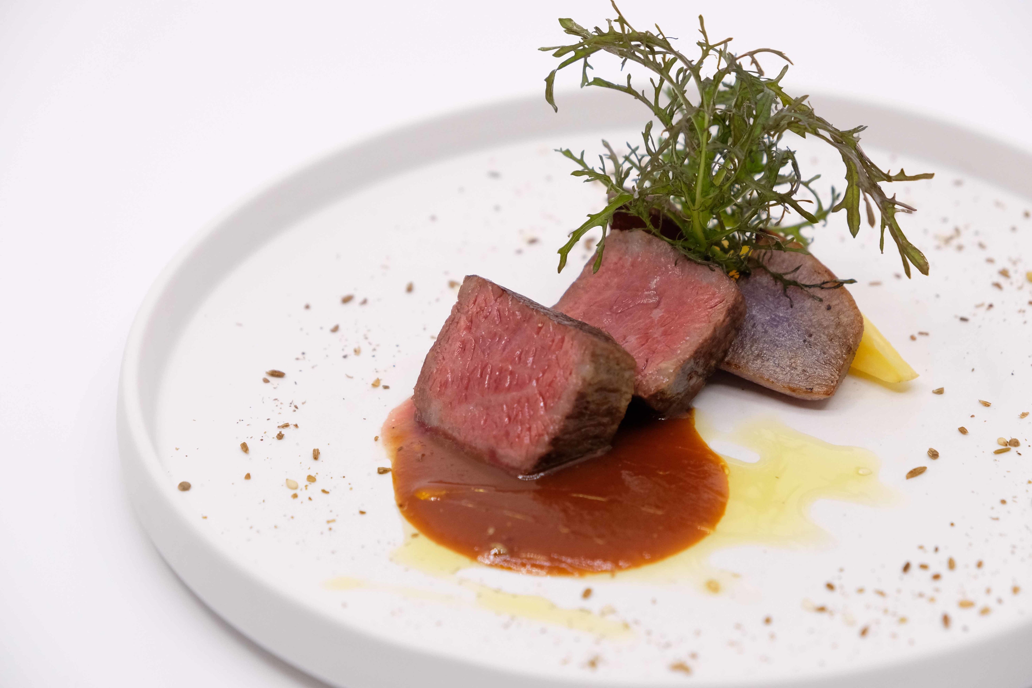 赤身の旨みが強い「五島牛」は、発酵トマトとあごだし麹のソースで。