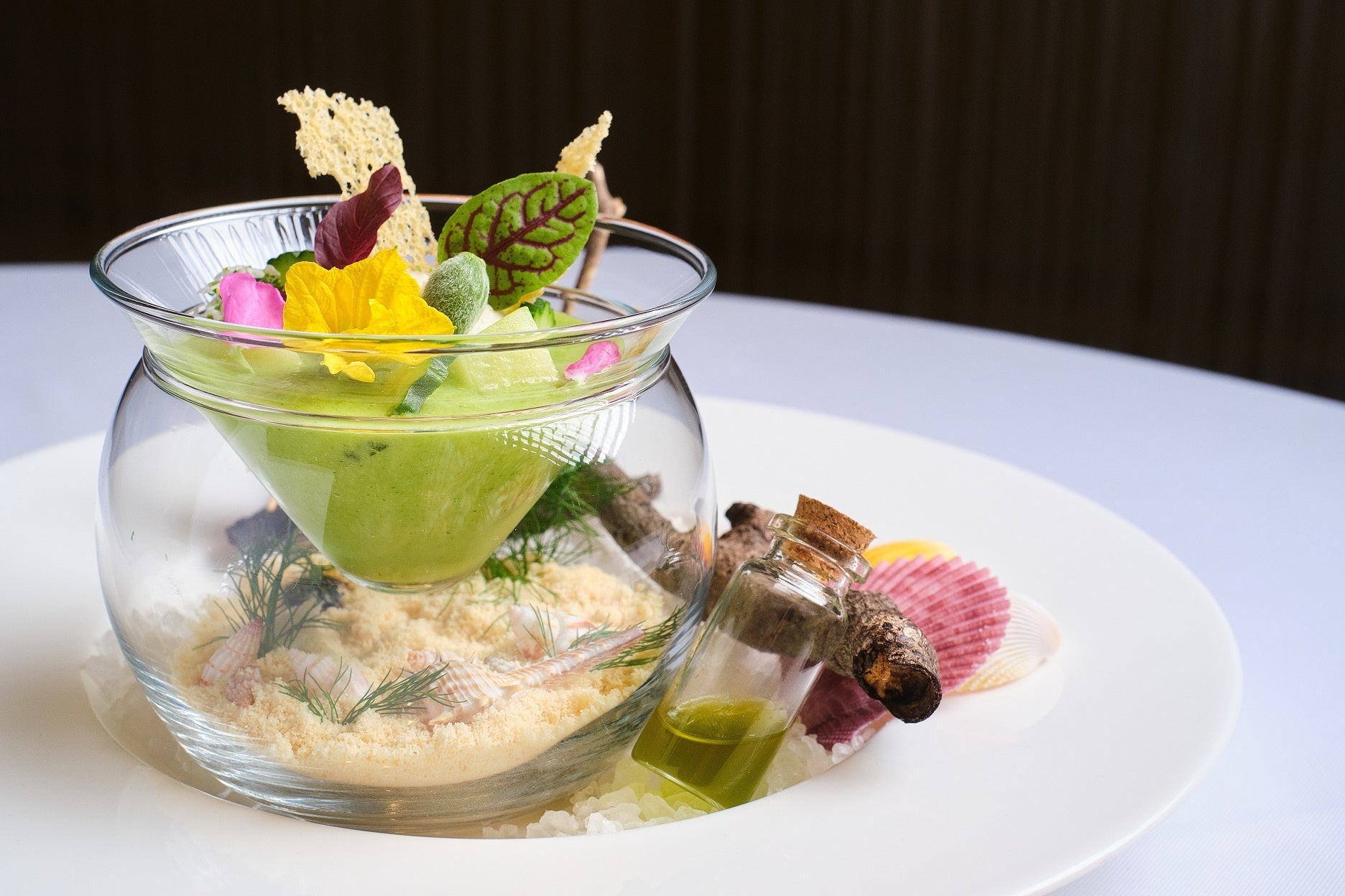 「椿メロンと椿やさいのガスパチョ」。盛り付けは、五島の高浜海水浴場をイメージ。