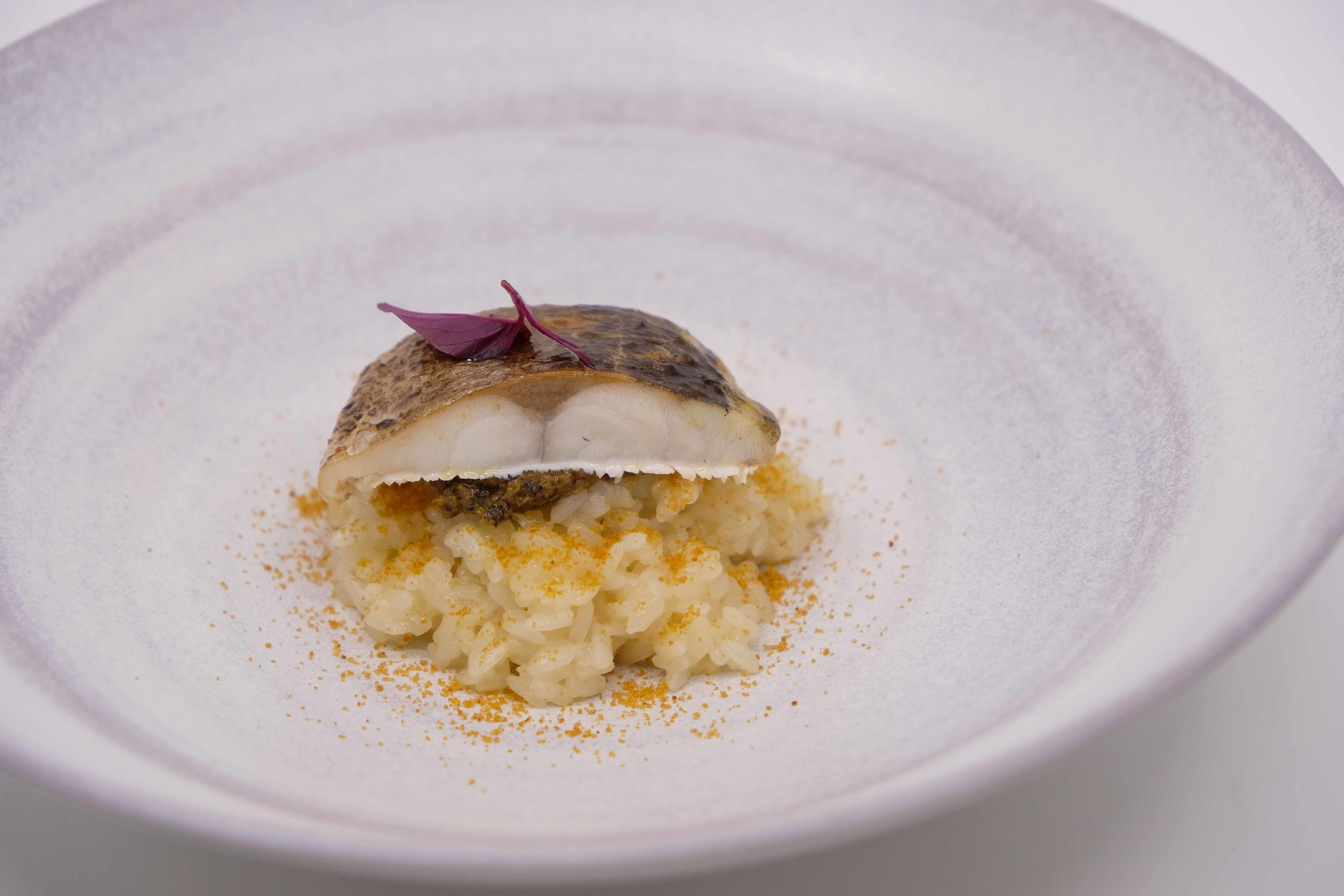 五島列島の奈留島（なるしま）で養殖されている「まんまるあじ」を使った「ひのひかりのリゾット まんまるあじのティエピド」