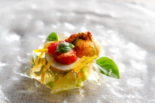 ディナーコースの一品から、「花ズッキーニ ／ 岩魚」