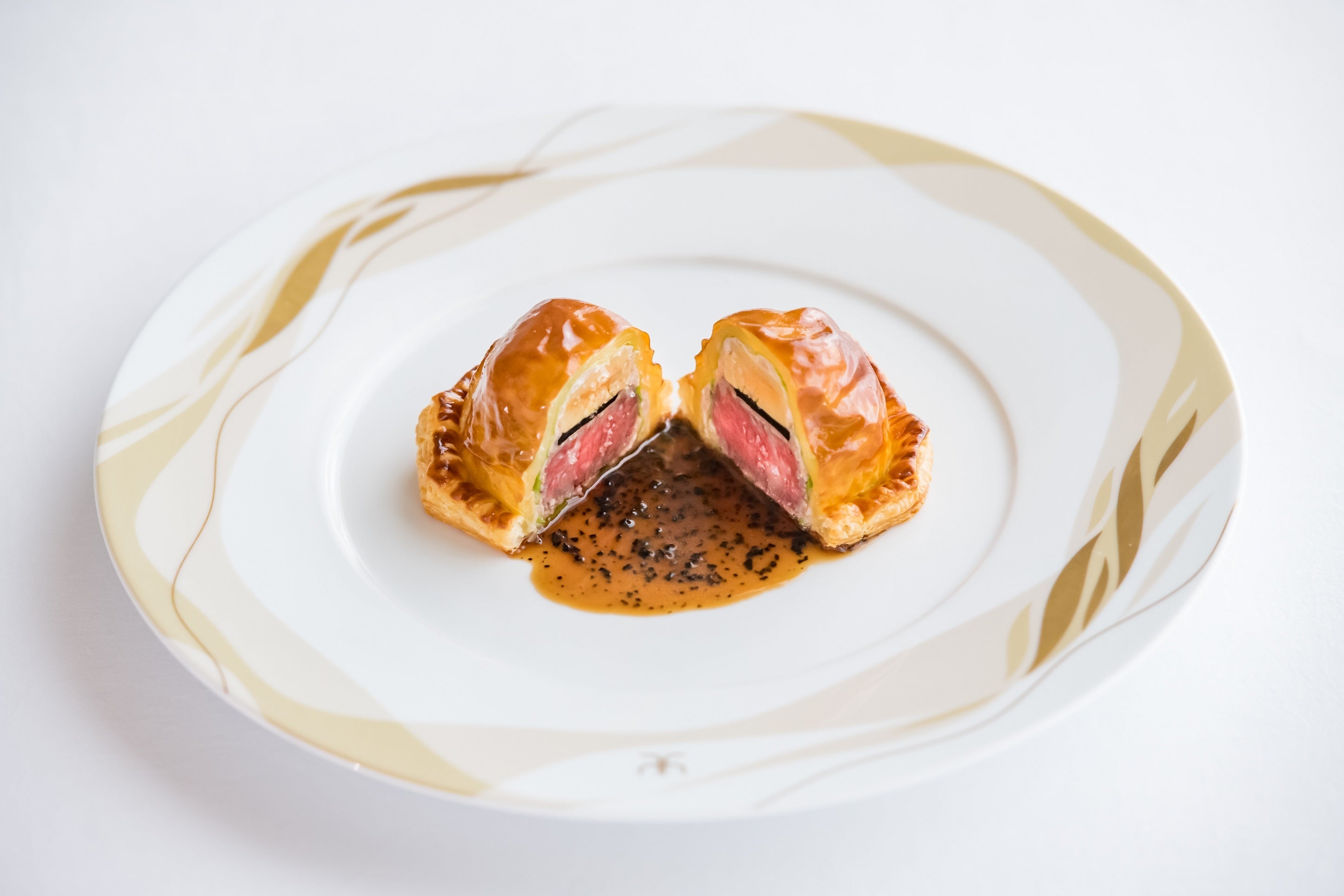 オーベルジュ・ド・リルのスペシャリテ「牛肉とフォアグラのパイ包み」