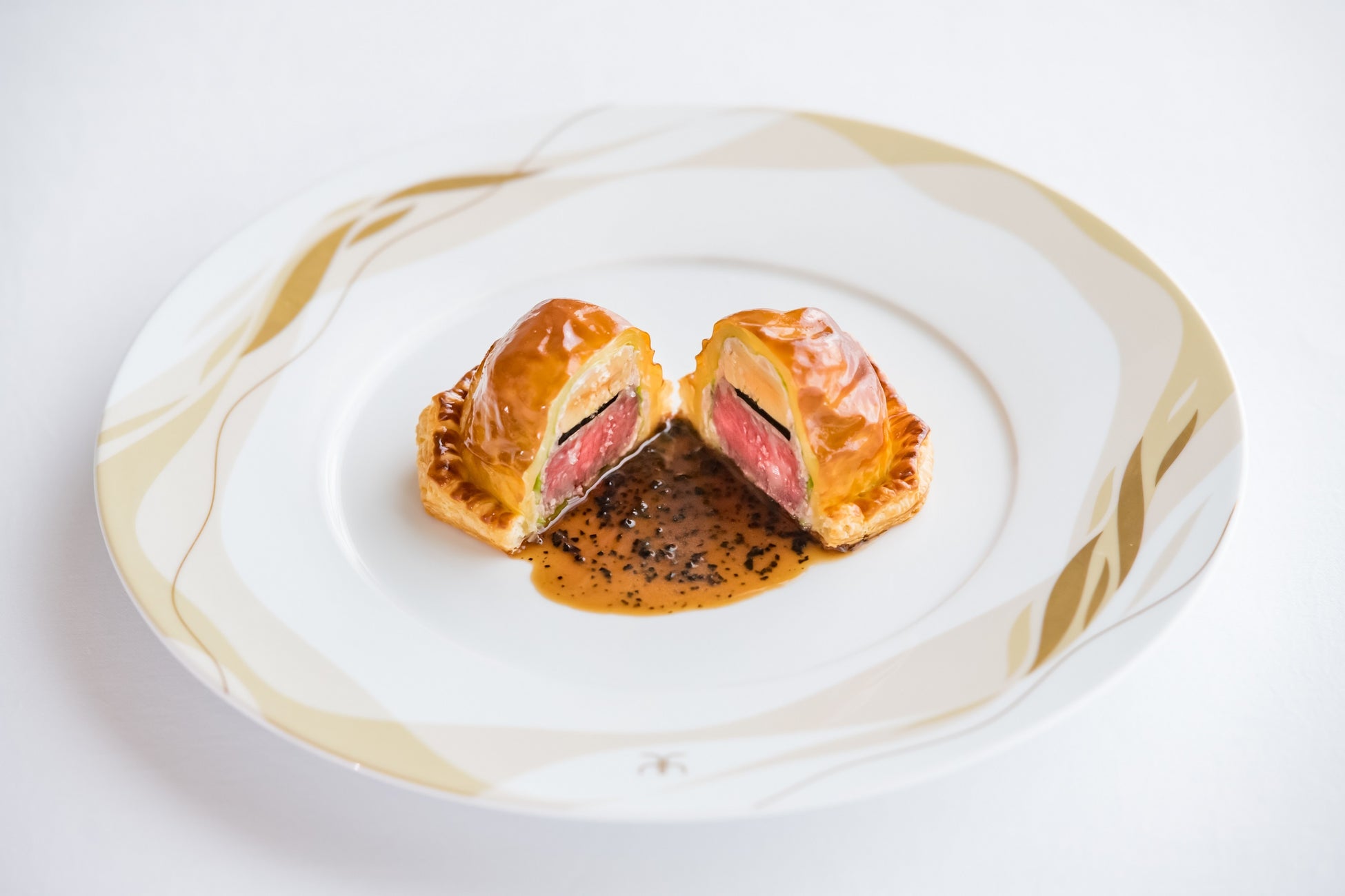 オーベルジュ・ド・リルのスペシャリテ「牛肉とフォアグラのパイ包み」