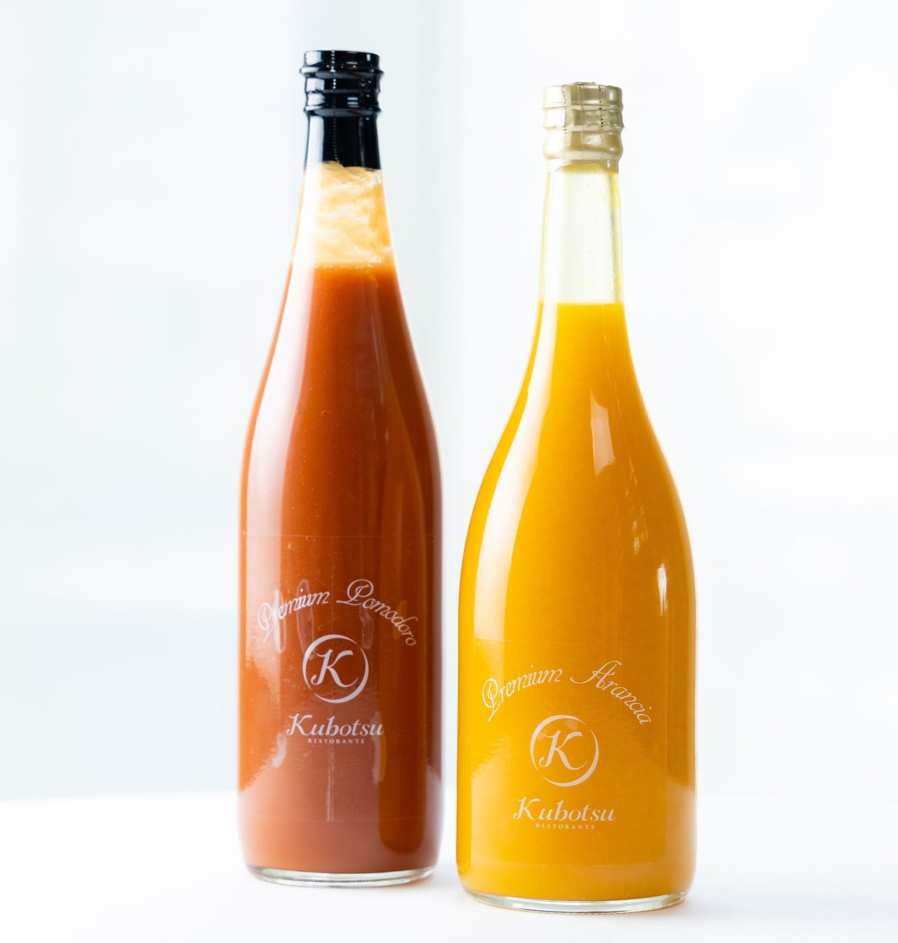 こだわり抜いたトマトジュース(左)とみかんジュース(右)