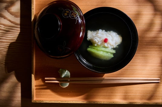 料亭「高台寺 十牛庵」で味わう、夏の京都の風物詩 “鮎、鱧”。季節の一品が告げる、爽やかな夏の始まり。 料亭「高台寺 十牛庵」で味わう、夏の京都の風物詩 “鮎、鱧”。季節の一品が告げる、爽やかな夏の始まり。