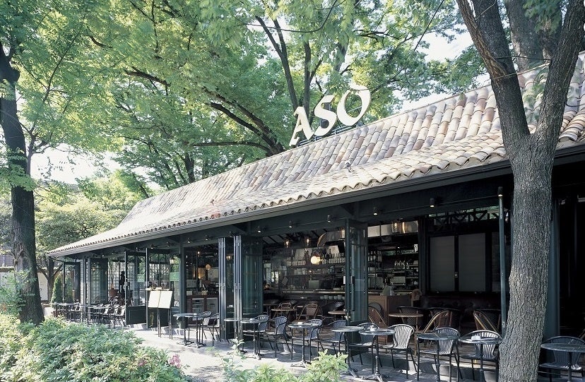 「カフェ・ミケランジェロ」のにぎわいを抜けて回廊を進むと、穏やかな時間が流れる「リストランテASO」へ。