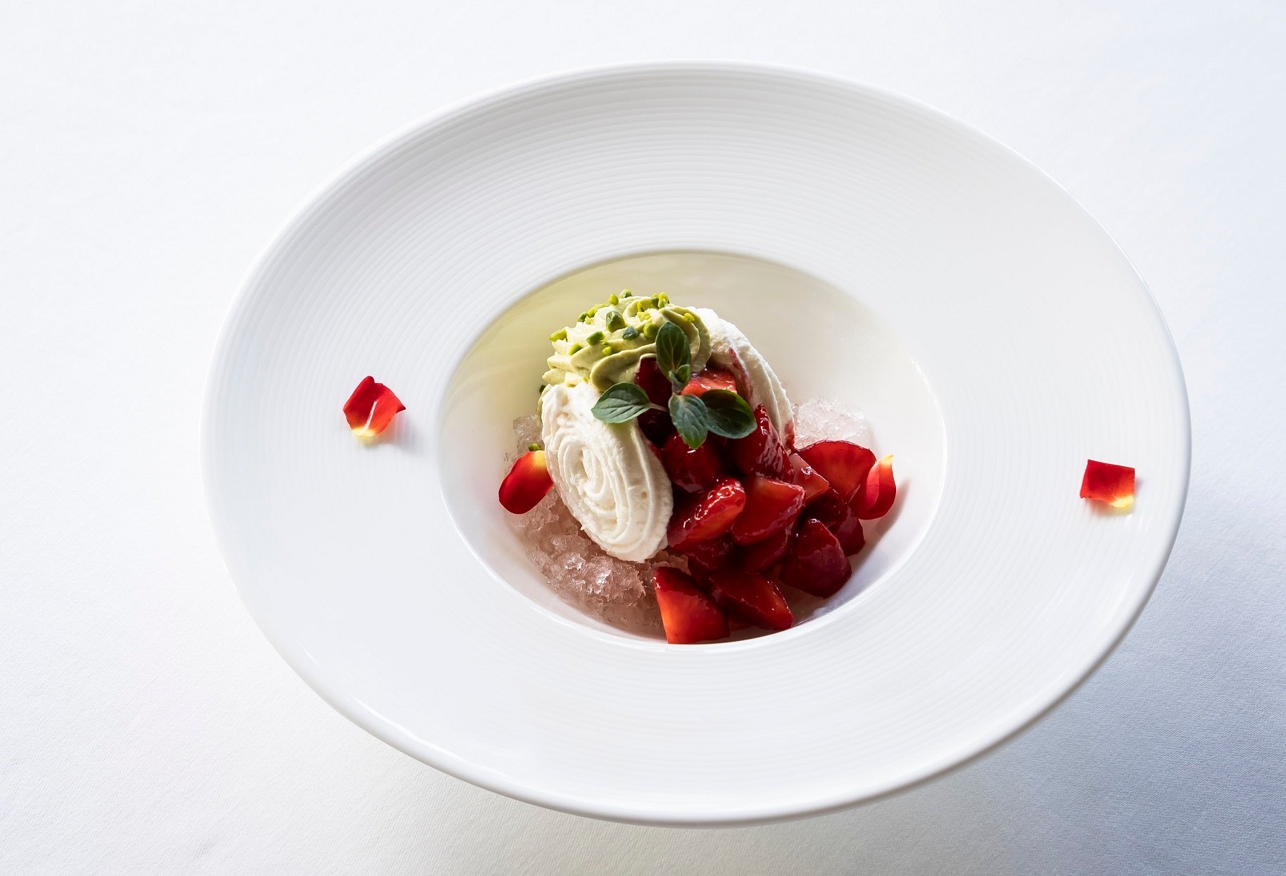  ニッコー「EXQUISITE」シリーズの一皿に盛りつけたデザート