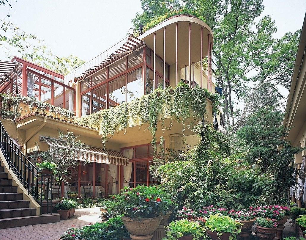 スタッフが育てる花々が咲く「リストランテASO」中庭