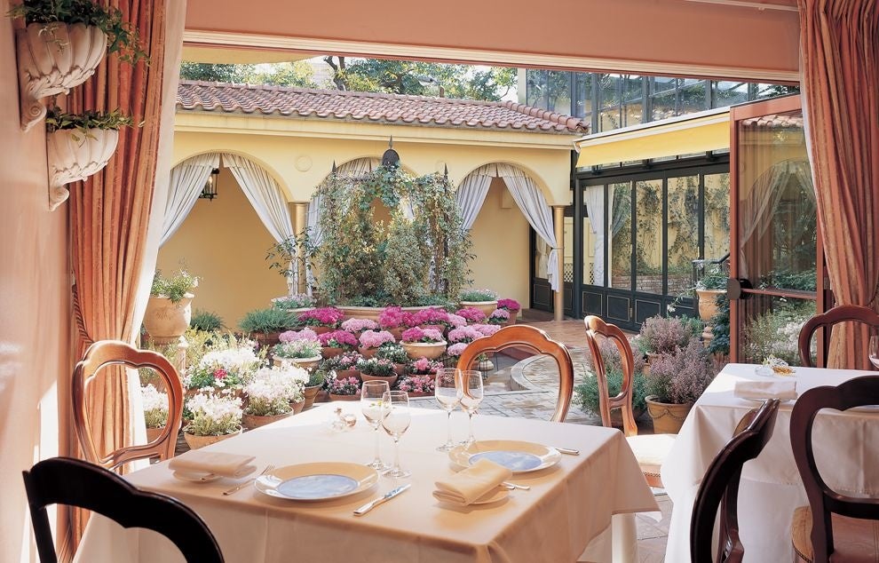 四季折々の花々が咲く中庭を眺める「リストランテASO」ダイニング