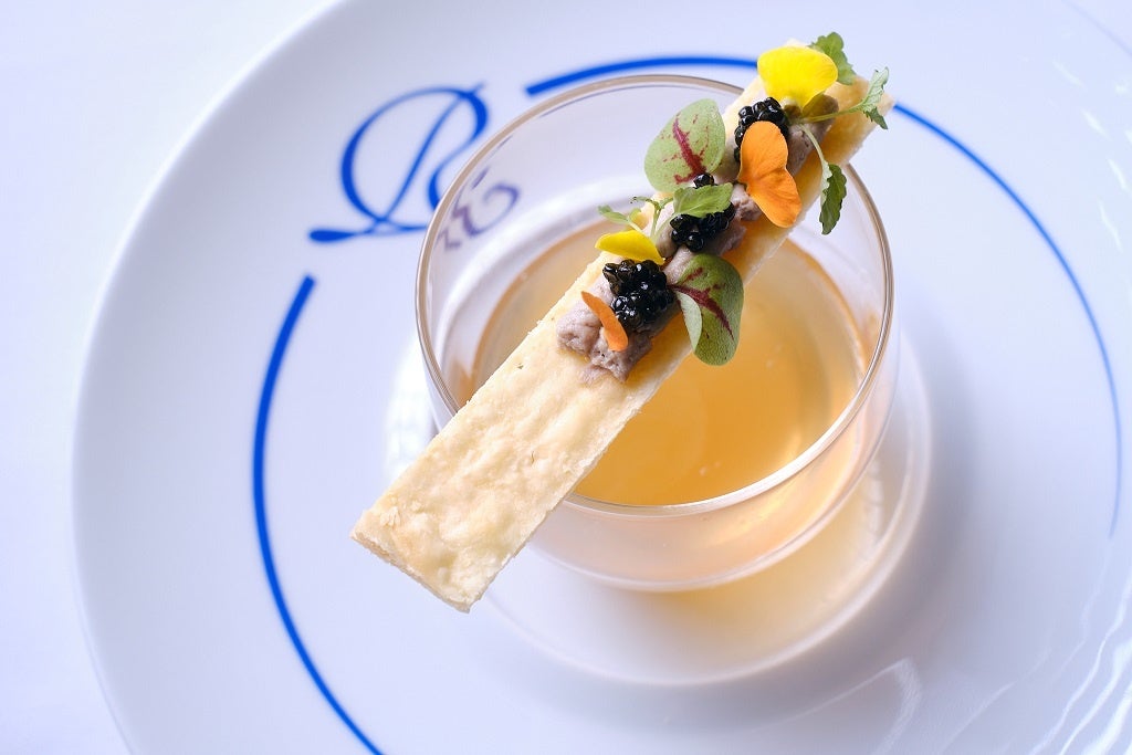 食前の一口「椿トマトのコンソメ」