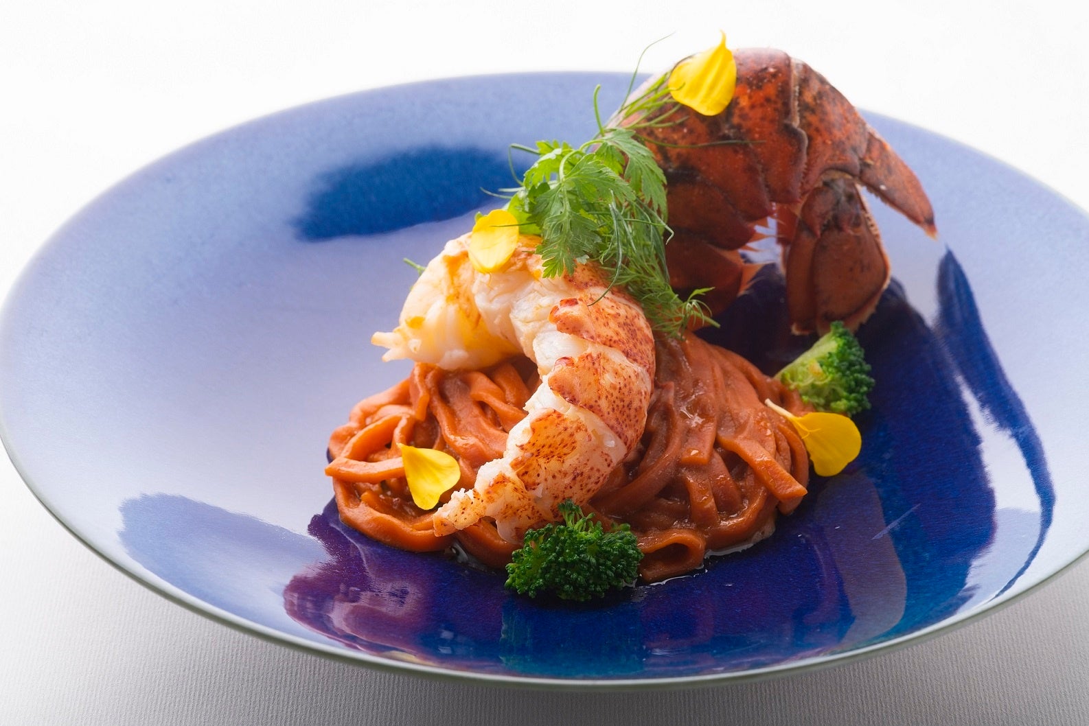 「オマール海老と自家製アメリケーヌソース トマトを練りこんだ手打ちタリオリーニ」