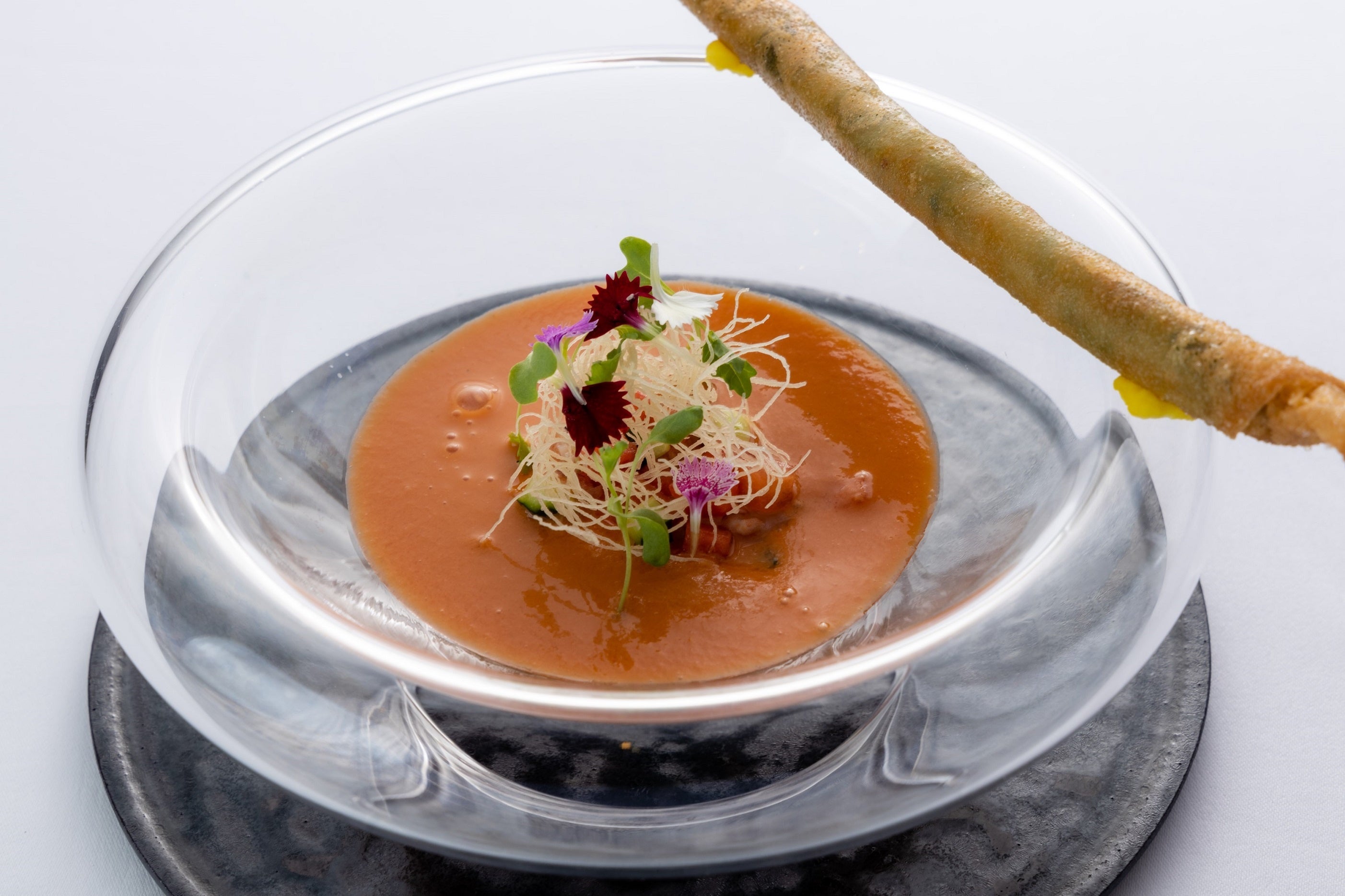 「カナダ産活オマール海老のマリネ　加茂さんの虎太郎西瓜のガスパチョ」