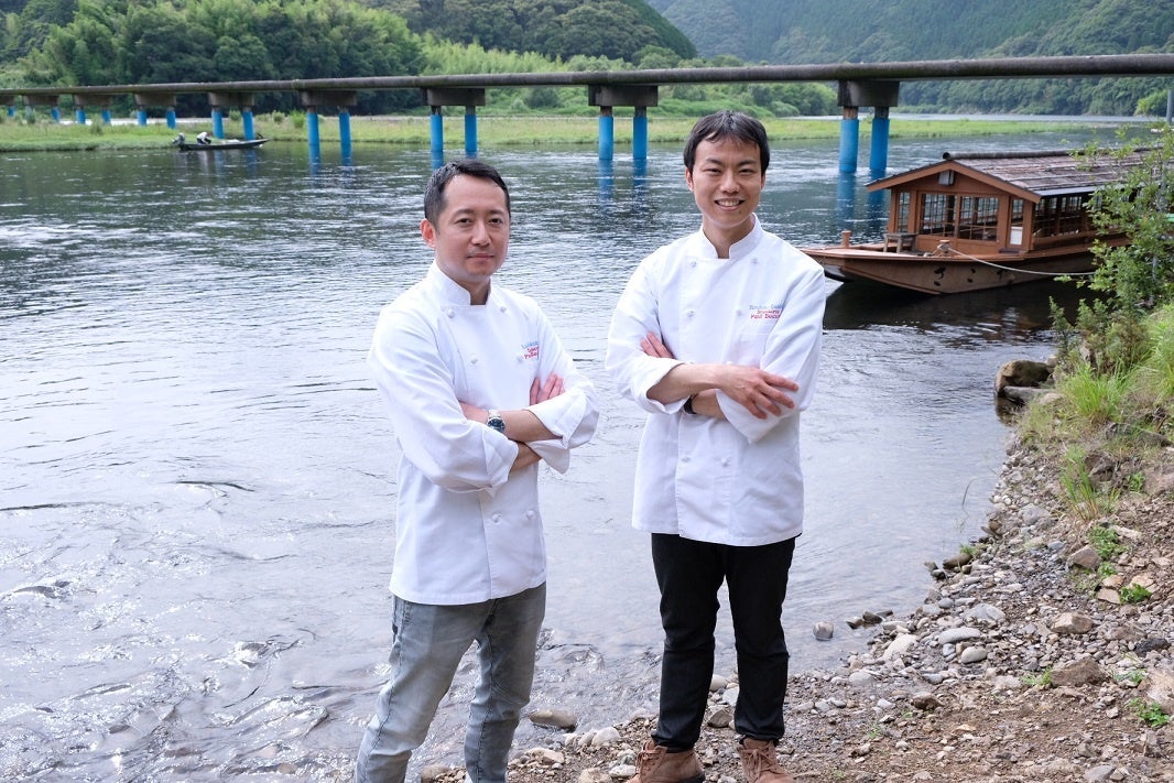 四万十川を訪れた「ブラッスリー ポール・ボキューズ 銀座 」料理長の星野（右）と同大丸東京・料理長の鈴木（左）。