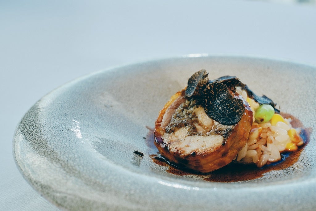 「島さざなみ鶏のガランティーヌ 幾久山米と玉蜀黍のリゾット トリュフソース」